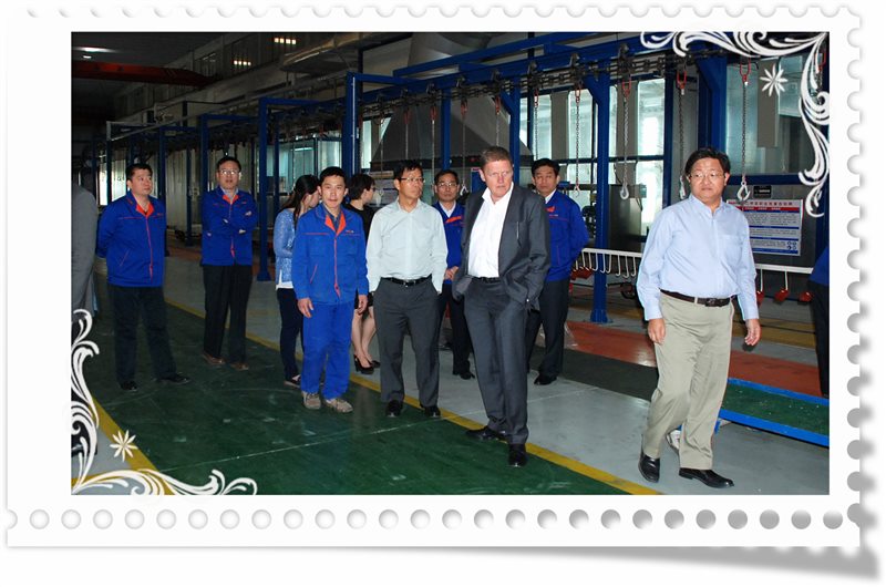 1 高(gāo)管視察噴漆生產(chǎn)線(xiàn).jpg