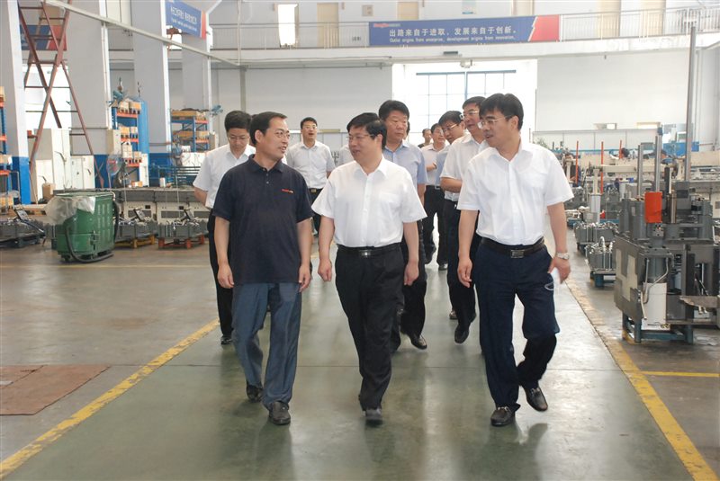 2 徐景顏(中)視察生(shēng)產現場.JPG