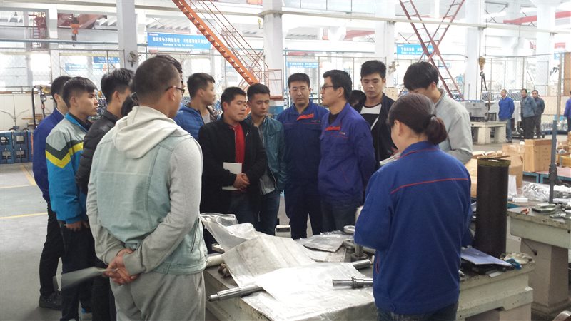 3 質量管理處工程師為新學員講解檢(jiǎn)驗知識.jpg