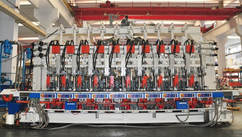 3-2 新產品：HS10-140雙滴料（liào）製瓶機_.jpg